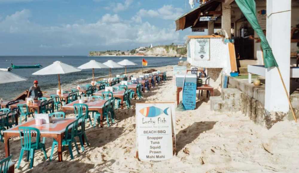 Lucky Fish Lounge, restaurant directly on Bingin Beach